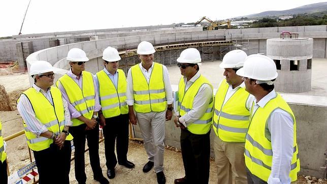 Alberto Fabra, José Císcar y Javier Molienr visitaron este jueves la estación depuradora de Peñíscola