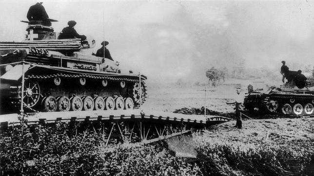 Varios Panzer avanzan sobre territorio enemigo en plena «Guerra relámpago»