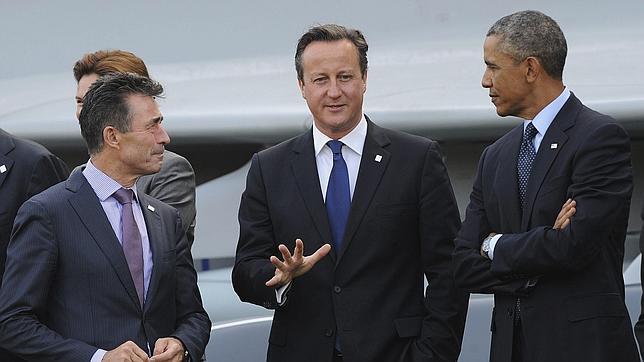 De inquierda a derecha, Anders Fogh Rasmussen, secretario general de la OTAN; David Cameron y Barack Obama