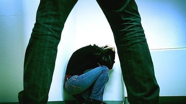 Un hombre trata de agredir a una mujer