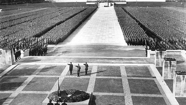 Una de las megalómanas celebraciones organizadas por el partido nazi en Alemania