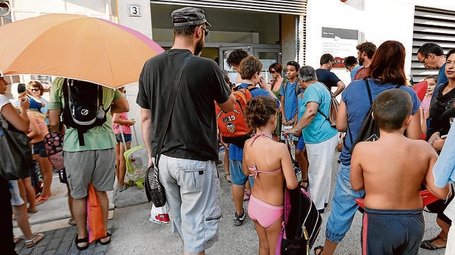 Alumnos del colegio Santa Teresa de Valencia acudieron ayer a clase en bañador como protesta por las altas temperaturas en las aulas
