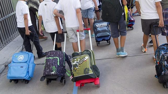 Unos niños se dirigen a su clase en un colegio zaragozano