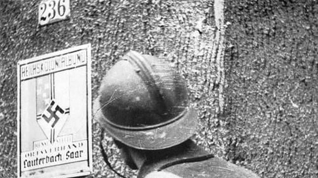 Un soldado francés observa un cartel alemán durante la ofensiva del Sarre