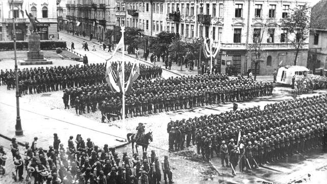 Tropas polacas en la Plaza del Mariscal Pilsudski de Varsovia