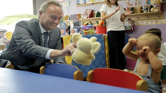 Imagen de Fabra durante su visita a un centro de atención temprana de la Universidad Católica de Valencia