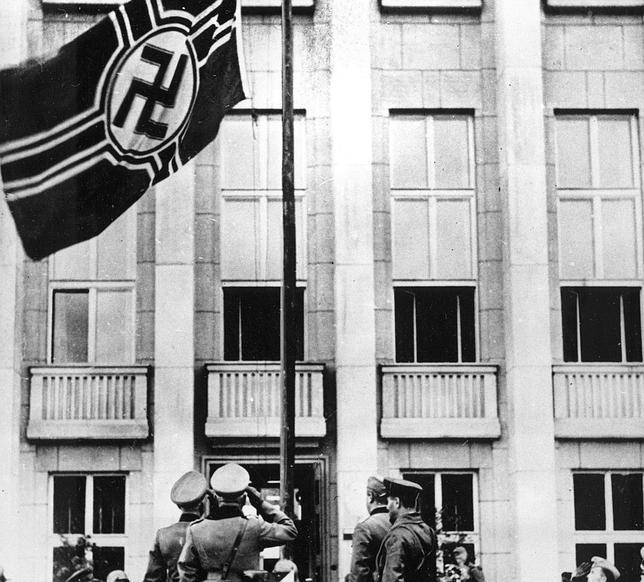 Soldados nazis izan la bandera del III Reich en la ciudad polaca de Brest-Litovsk en 1939