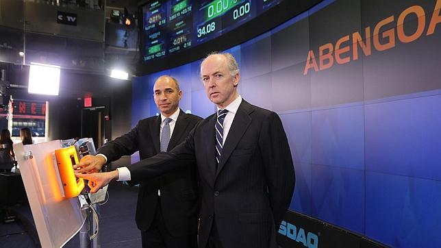 El presidente de la compañía española Abengoa, Felipe Benjumea (derecha), y el consejero delegado de la entidad, Manuel Sánchez (izquierda)