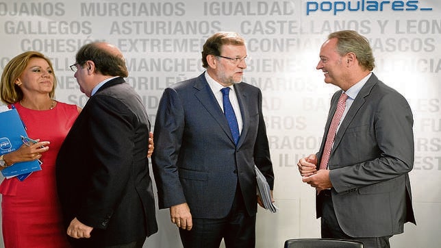 Mariano Rajoy y Alberto Fabra conversan tras el último comité nacional del PP