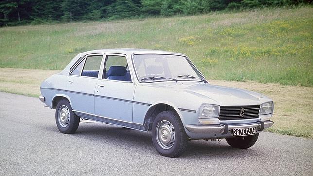 Los faros trapezoidales del Peugeot 504 recordaban a su diseñador, Pininfarina a los ojos de la famosa actriz Sophia Loren.