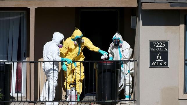 Un equipo de limpieza desinfecta el apartamento donde residía Thomas Eric Duncan
