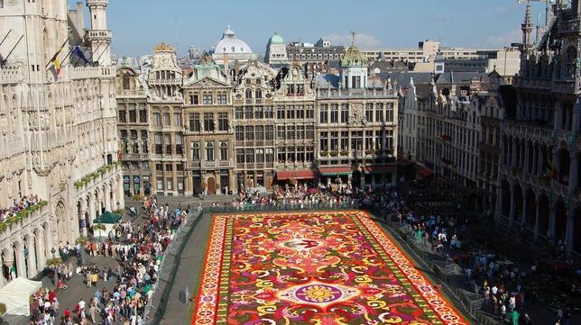 Tapiz de flores en la Grand Place de Bruselas