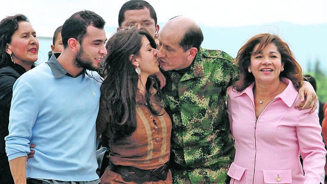 El general colombiano secuestrado por las FARC les echa en cara su crueldad  