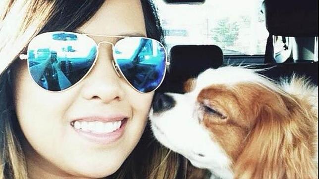 Nina Pham, la enfermera contagiada en EE.UU., junto a su perro