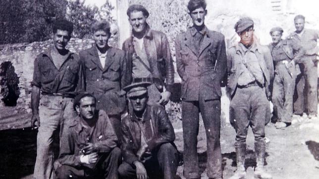 Orwell (segundo por la derecha de los retratados en primer plano) recibió un impacto de bala durante la Guerra Civil