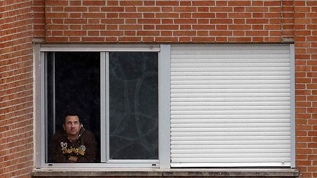 El marido de la auxiliar infectada de ébola en España, Javier Limón, asomado este martes en la ventana de su habitación en el Hospital Carlos III de Madrid