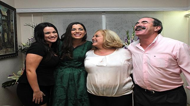 Imagen de la fallera mayor de Valencia con su familia