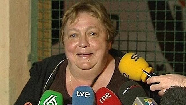 Teresa Mesa, portavoz de la familia, anuncia que la auxiliar de enfermería no tiene carga viral
