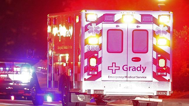 La ambulancia que traslada a la paciente Amber Vinson llega a Atlanta