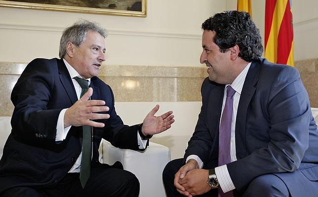 Alfonso Rus y Javier Moliner conversan en una imagen de archivo