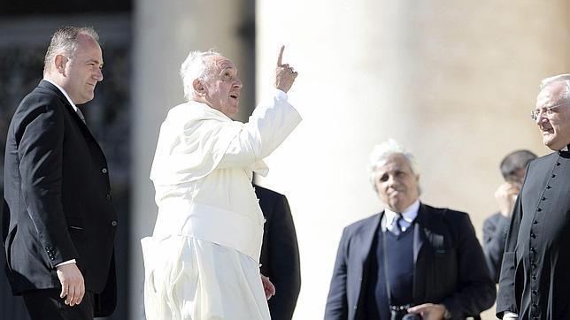 El Papa Francisco, con sus ayudantes