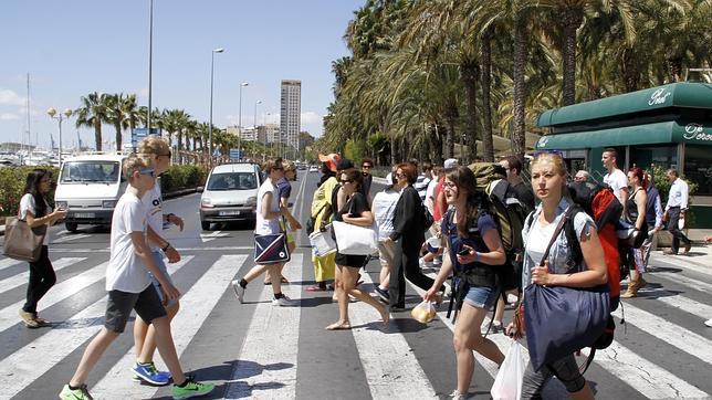 Imagen de un grupo de turistas en la ciudad de Alicante