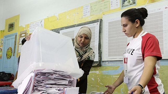Dos mujeres tunecinas cuentan los votos correspondientes a las elecciones legislativas de su país