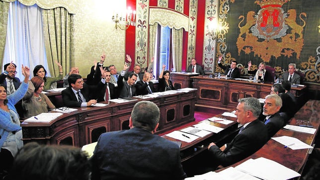 Una de las votaciones durante el pleno de ayer