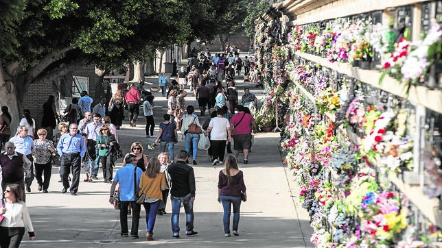 Miles de personas visitaron ayer el cementerio de Valencia