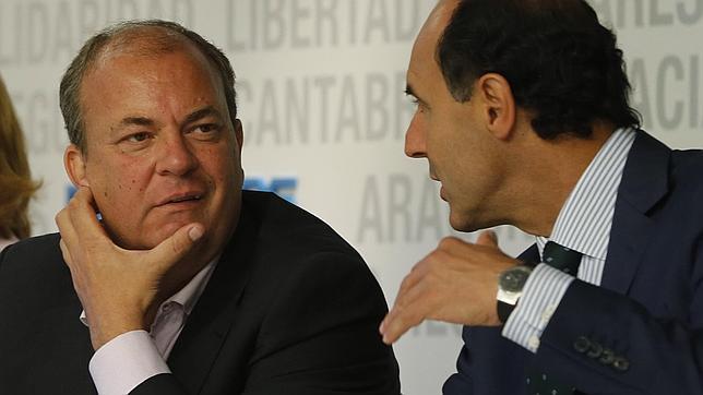 José Antonio Monago, a la izquierda, en un acto del PP
