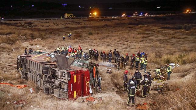 Los bomberos rescatan a las víctimas del interior del autobús siniestrado en Murcia