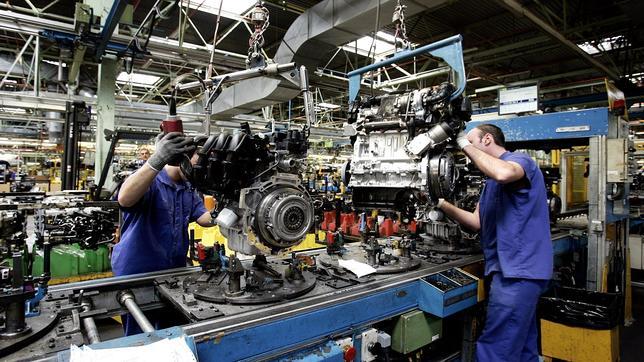 Imagen de dos operarios de la planta de Ford en Almussafes