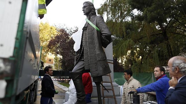 Montaje de la estatua de Blas de Lezo en la plaza de Colón