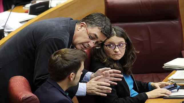 Oltra observa a Morera en una imagen tomada en las Cortes Valencianas