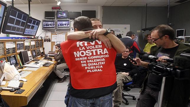 Trabajadores de RTVV se abrazan tras el final de las emisiones