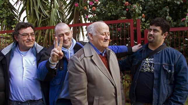 El extoxicómano rehabilitado David Reboredo (2i) realiza el gesto de la victoria tras salir de prisión