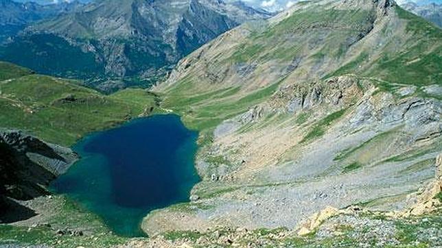 Panorámica del pirenaico lago Sabocos, afectado por el lindano