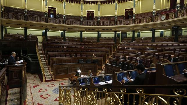 El ministro de Hacienda, Cristóbal Montoro, durante la aprobación de la reforma fiscal en el Congreso