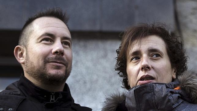 La auxiliar de enfermería Teresa Romero, junto a su marido en su pueblo natal, Becerreá (Lugo) el pasado 7 de noviembre