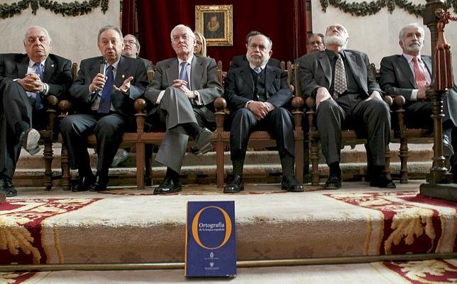 Presentación de la nueva «Ortografía» en Madrid, en diciembre de 2010. La obra, que recomienda no tildar solo cuando puede sustituirse por solamente, fue aprobada en Guadalajara (México) por las veintidós Academias de la Lengua Española