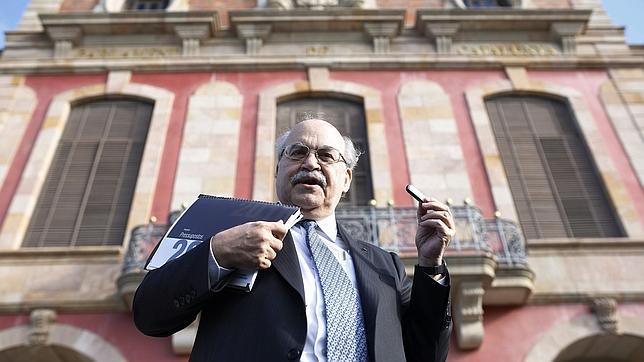 Mas-Colell, a su llegada al Parlament, con las cuentas catalanas para 2015