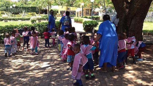 De paseo con el jardÃn de infancia en el Jardim dos Namorados