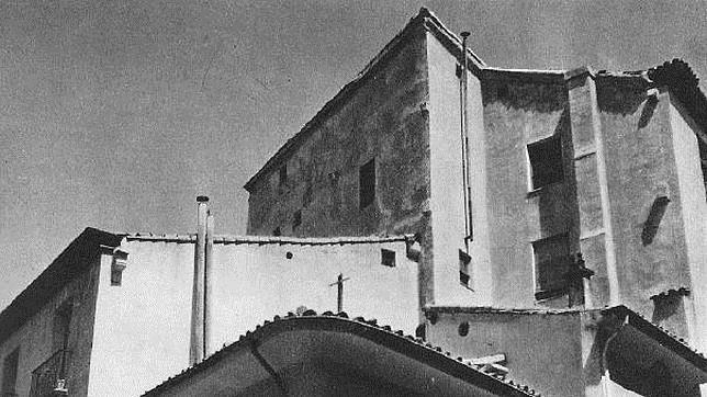 Detalle de la cruz fabricada con dos palos en la vivienda que compartieron los protagonistas de la historia