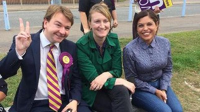 Natasha Bolter (d), en una foto de un acto de UKIP colgada en su cuenta de Twitter