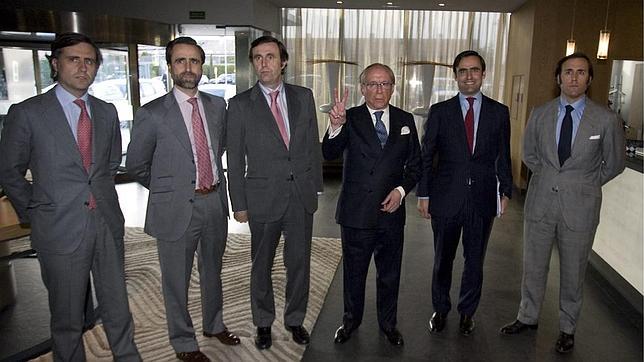 José María Ruiz-Mateos con sus hijos, en una imagen de archivo