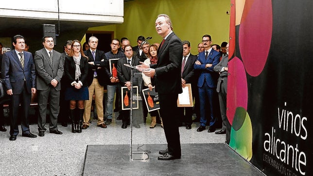 Alberto Fabra, ayer durante la entrega de los Premios Winecanting 2014 en Alicante