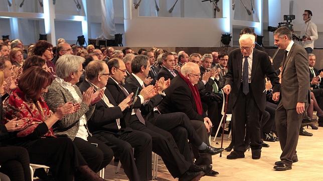 El escritor Xosé Neira Vilas recibe el aplauso de sus compañeros premiados