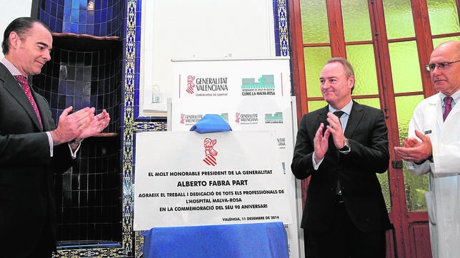 Alberto Fabra junto a Manuel Llombart, ayer, en el hospital de La Malvarrosa que conmemoraba su noventa aniversario