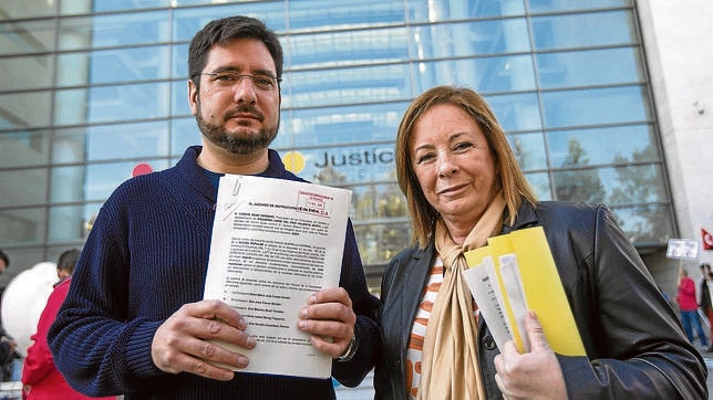 Ignacio Blanco y Marga Sanz, en una de sus numerosas visitas al juzgado para denunciar a la Generalitat