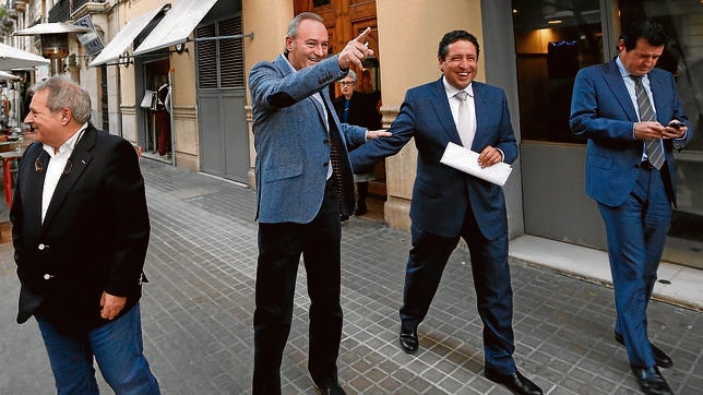 Alberto Fabra, junto a los tres presidentes provinciales del PPCV, a la salida de la comida